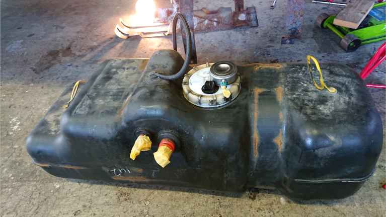 ダッジ・ダコタの燃料ポンプの交換作業とスバル・サンバーのセルモーターの交換