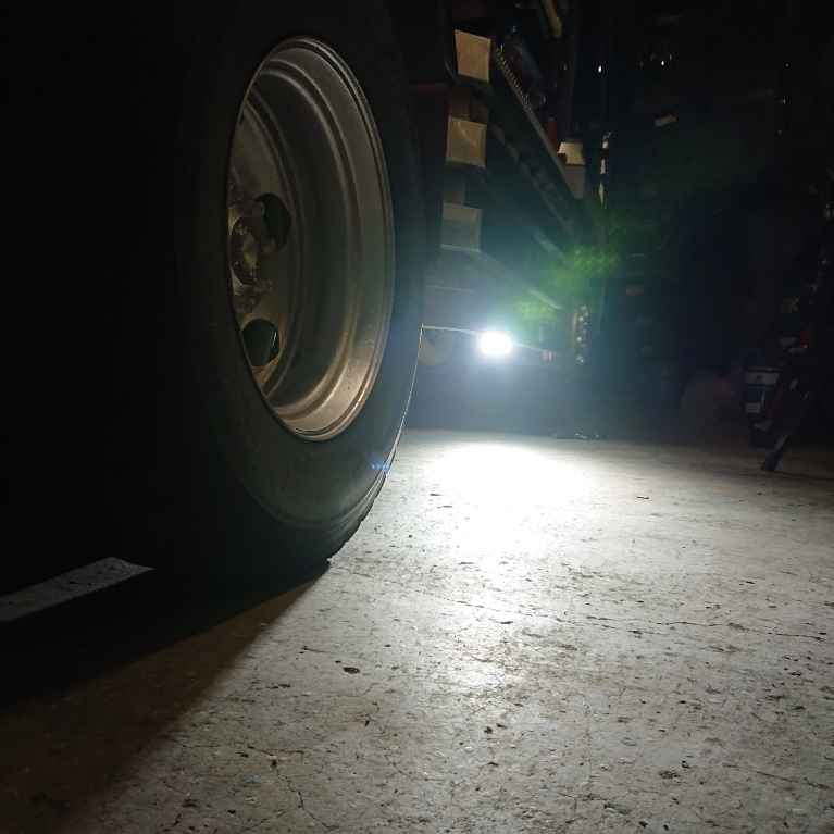 トラックのサイドマーカー＆路肩灯などの取り付け(LED)