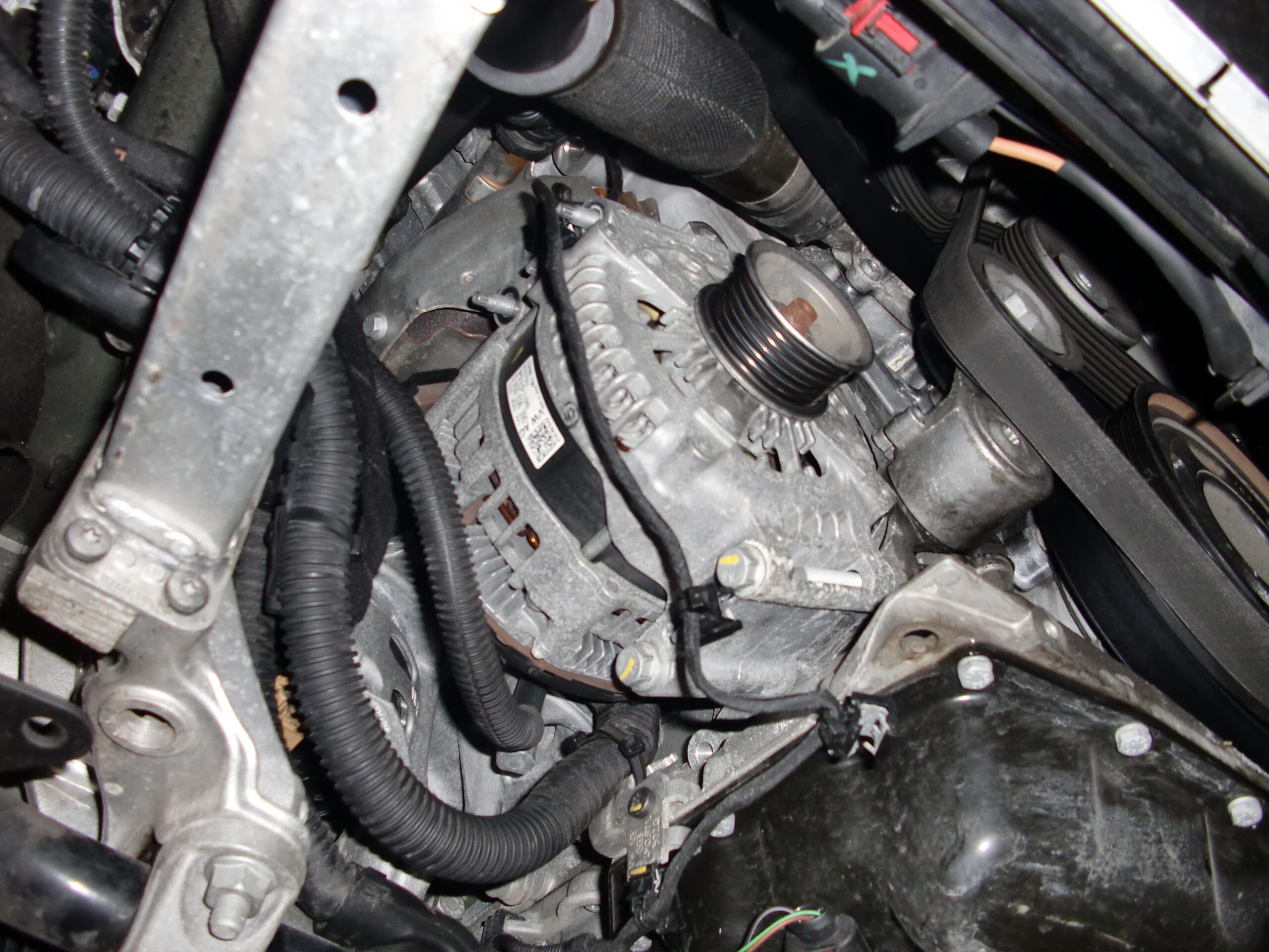 AUDI Ｑ7　オルタネーター交換